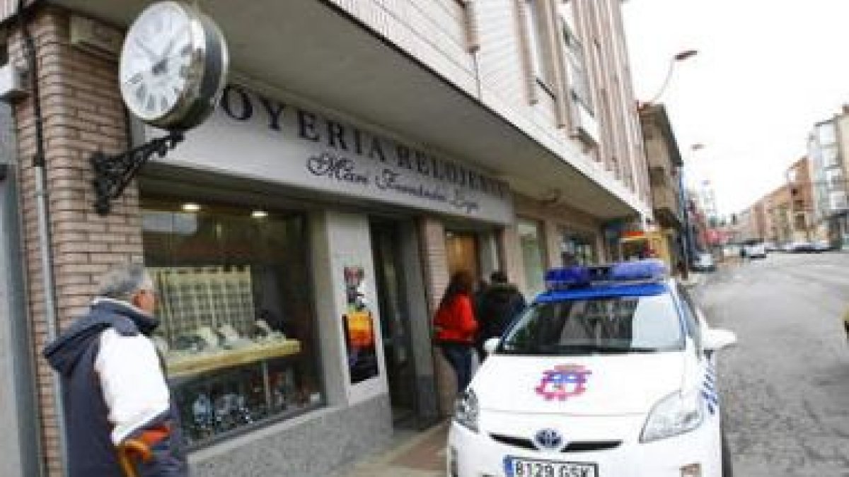 Un vecino de Trobajo capta con su cámara el momento en el que llega la policía para detener al atrac