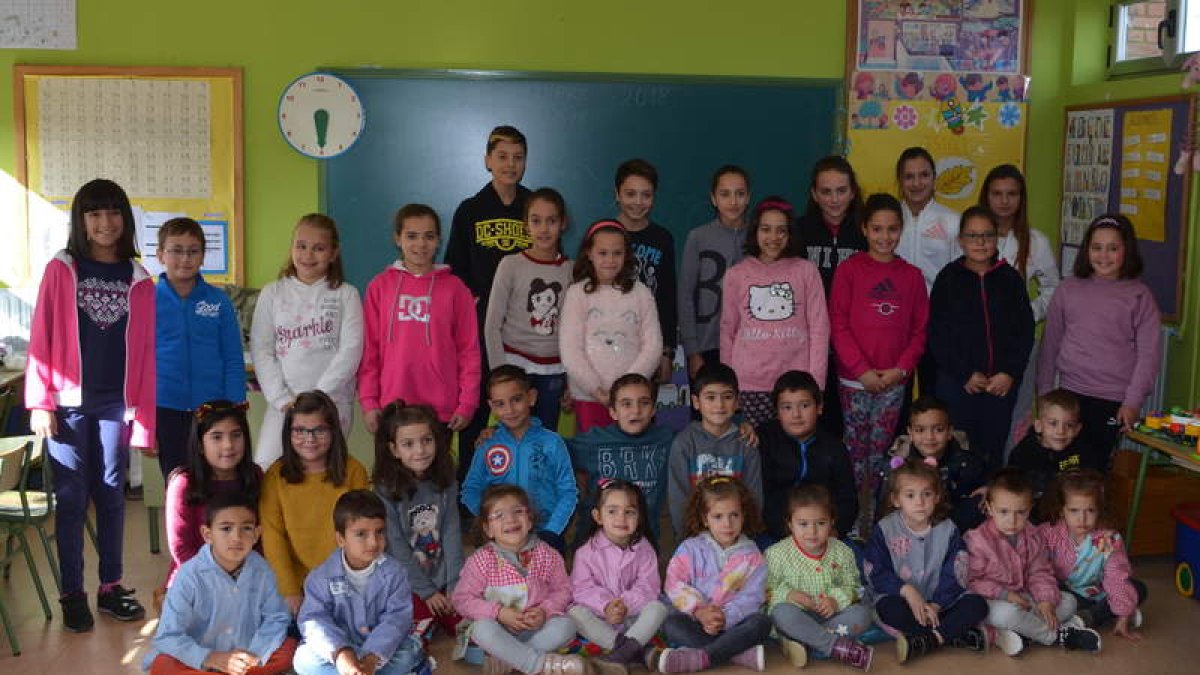 Imagen de los alumnos que acuden a clase en Villaquejida. MEDINA