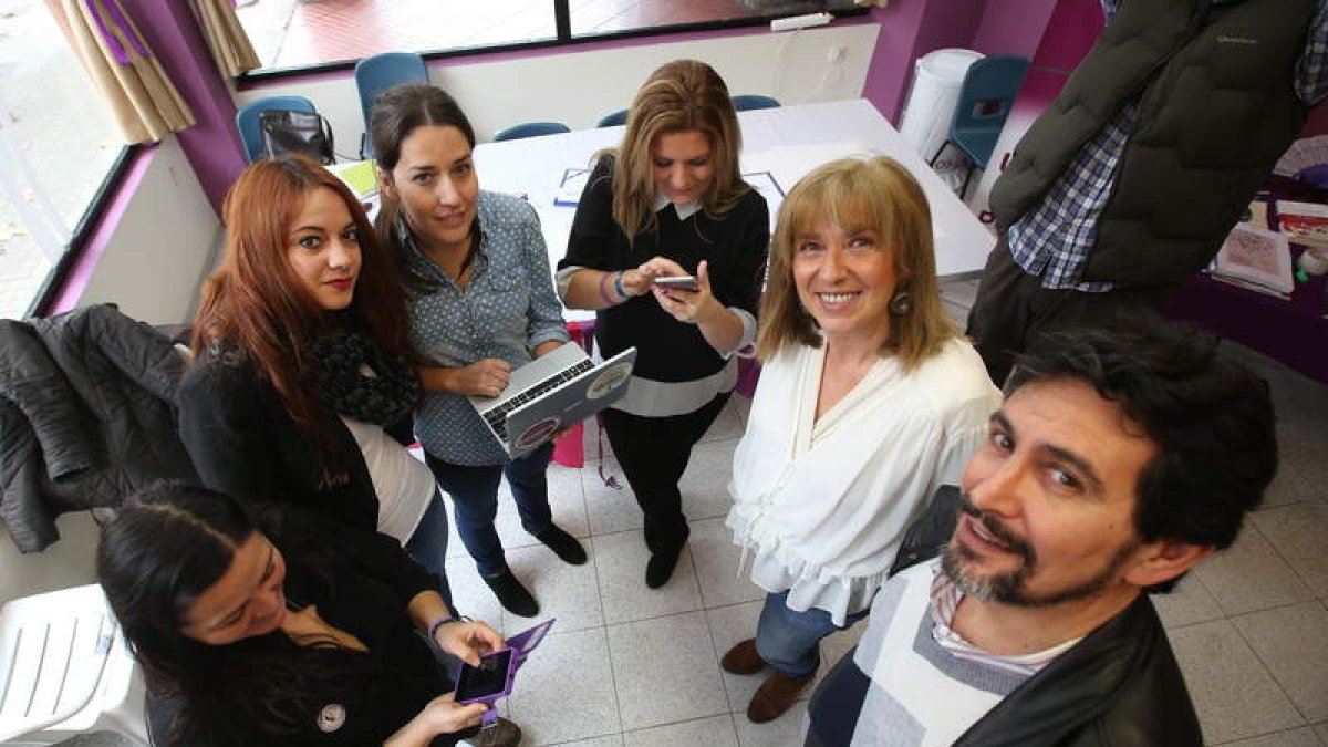 Olga Rodríguez, Lorena González, Ana Marcello, Emilia Esteban, María Luisa Varela y Plácido Martínez, de Podemos.