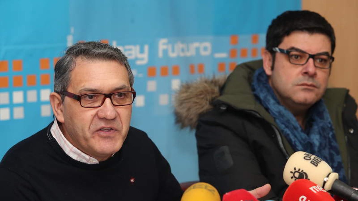 Adolfo Canedo, en primer término, ayer junto al también concejal del PP, José Manuel Cela. DE LA MATA
