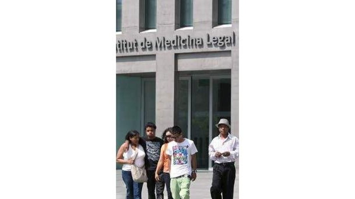 Uno de los testigos del accidente, junto con sus familiares.