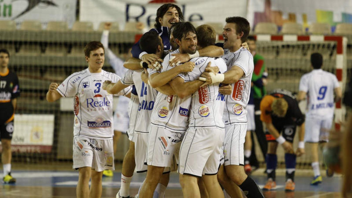 Tras muchos minutos de tensión y nervios el Ademar pudo festejar al final una sufrida victoria ante un correoso Granollers.