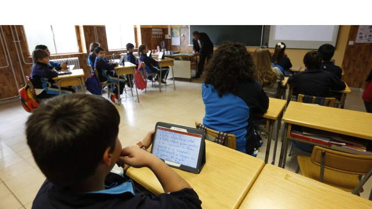 Cada vez más colegios de Castilla y León van integrando las TIC en sus programas de enseñanza. JESÚS F. SALVADORES