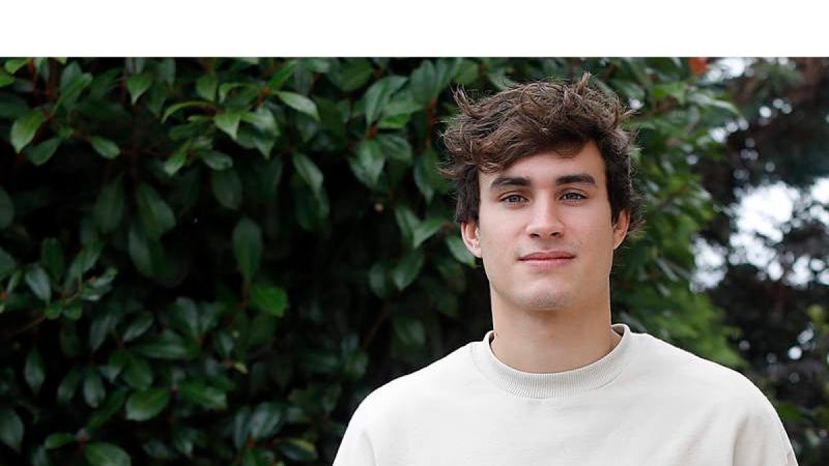 Gonzalo Pérez recibió el sábado el premio como mejor extremo derecho de la anterior Liga Asobal. MARCIANO PÉREZ