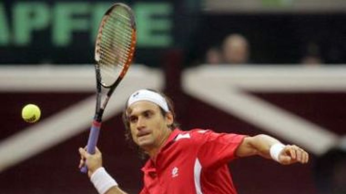 David Ferrer golpea la bola en su partido contra el suizo Marco Chiudinelli.