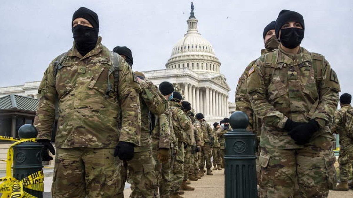 Miembros de la Guardia de Seguridad vigilan el Capitolio de los Estados Unidos tras el asalto. SHAWN TEW