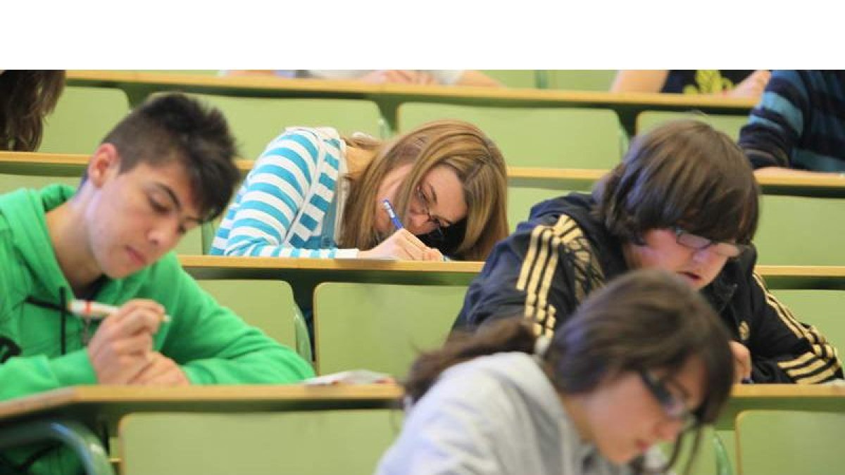 Varios alumnos realizan las pruebas de selectividad en la Universidad de León.