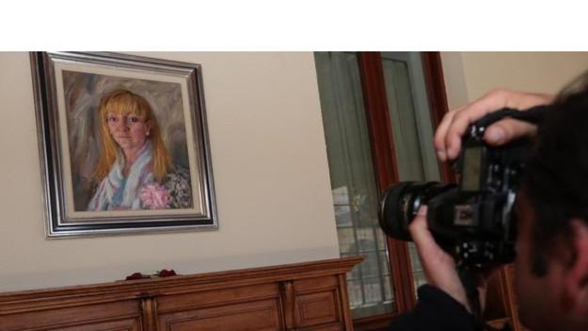 Retrato de Isabel Carrasco en la galería del Palacio de los Guzmanes