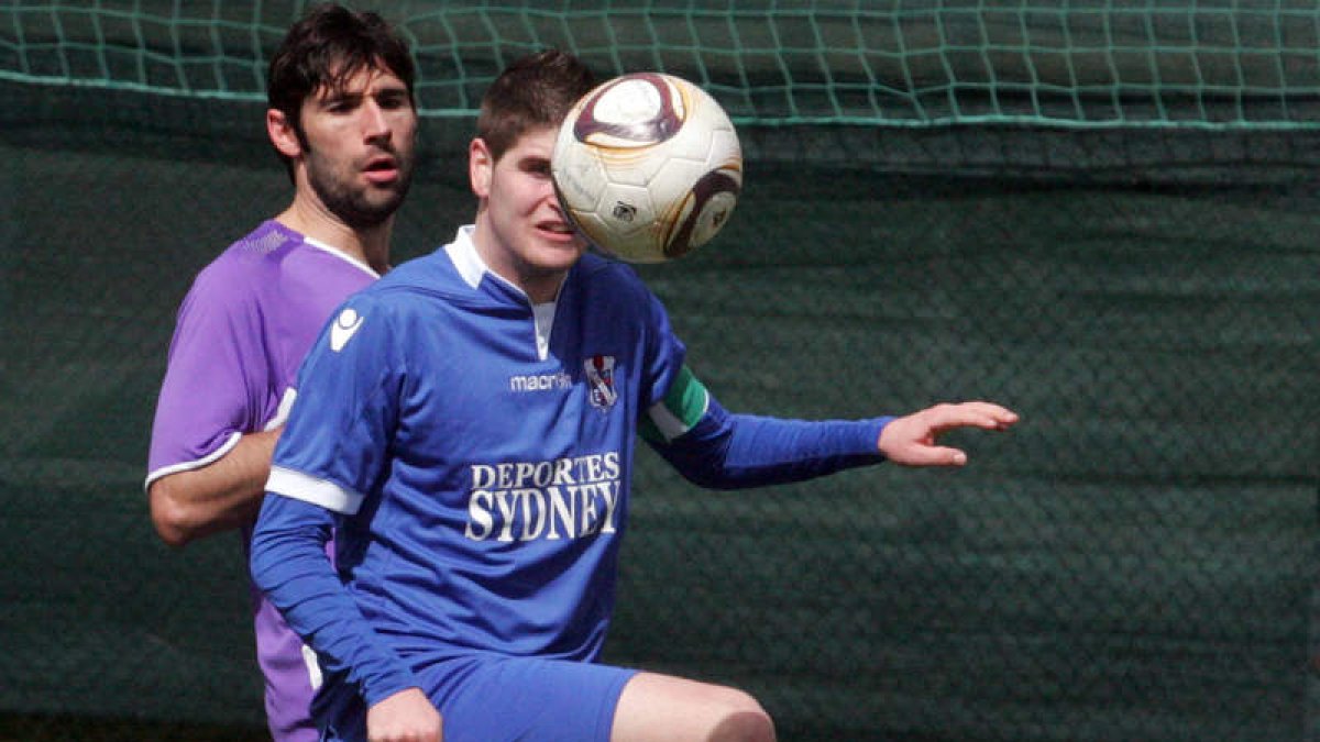 Álvaro, autor de los dos goles trepalenses, fue una auténtica pesadilla para la zaga palentina.