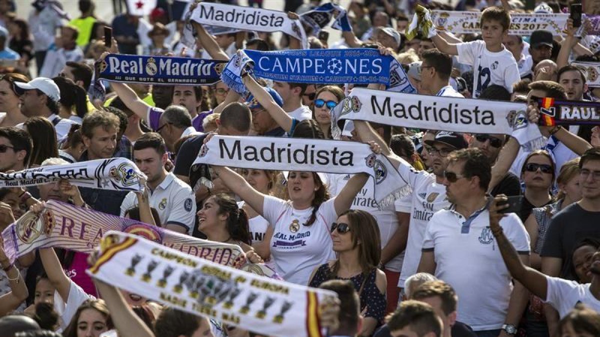 Aficionados del Real Madrid esperan la llegada del equipo madridista a la madrileña plaza de Cibeles, para celebrar el título conseguido de la Liga de Campeones en la final disputada ayer sábado frente a la Juventus en el estadio Millenium de Cardiff.