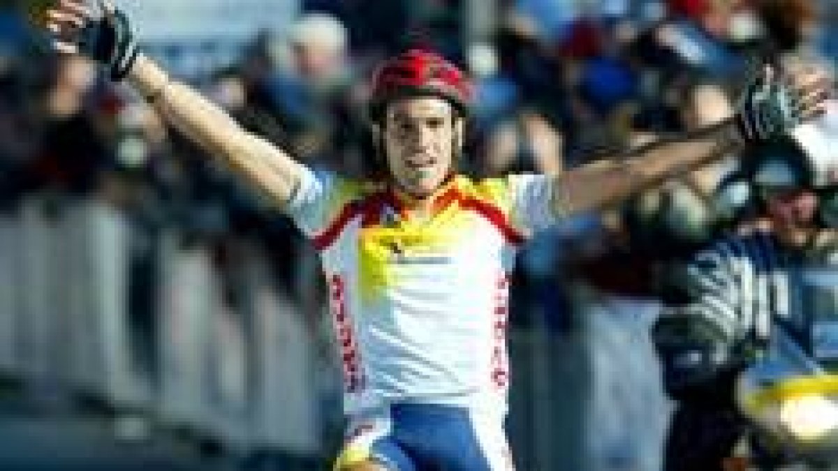 Astarloa celebra sobre la meta su título como Campeón del Mundo