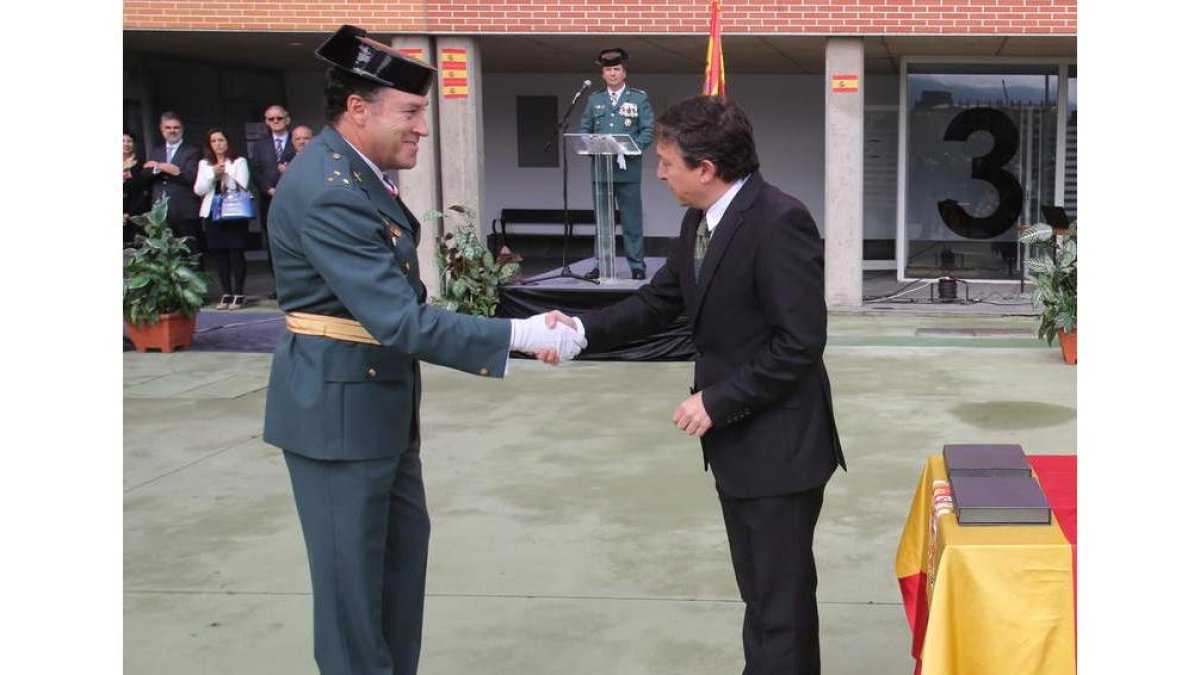 El capitán Joaquín Losada recibió la condecoración de manos del alcalde de Ponferrada