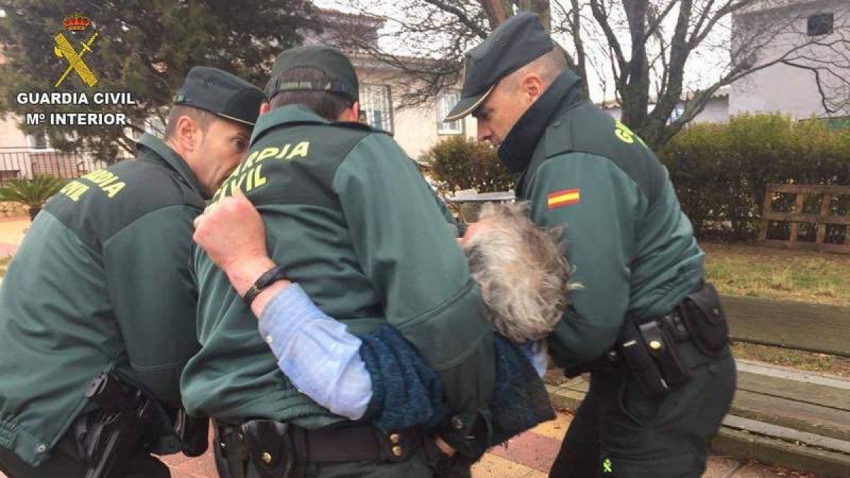 Tres agentes asisten al anciano después de que se le encontrara junto a una nave. G.C.