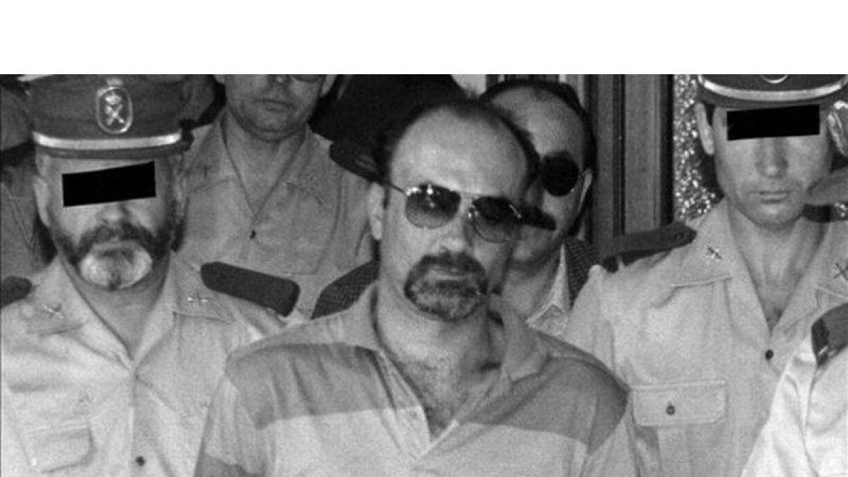 Pedro Luis Gallego, conocido como el 'violador del ascensor', mientras era conducido a los juzgados en julio de 1994.