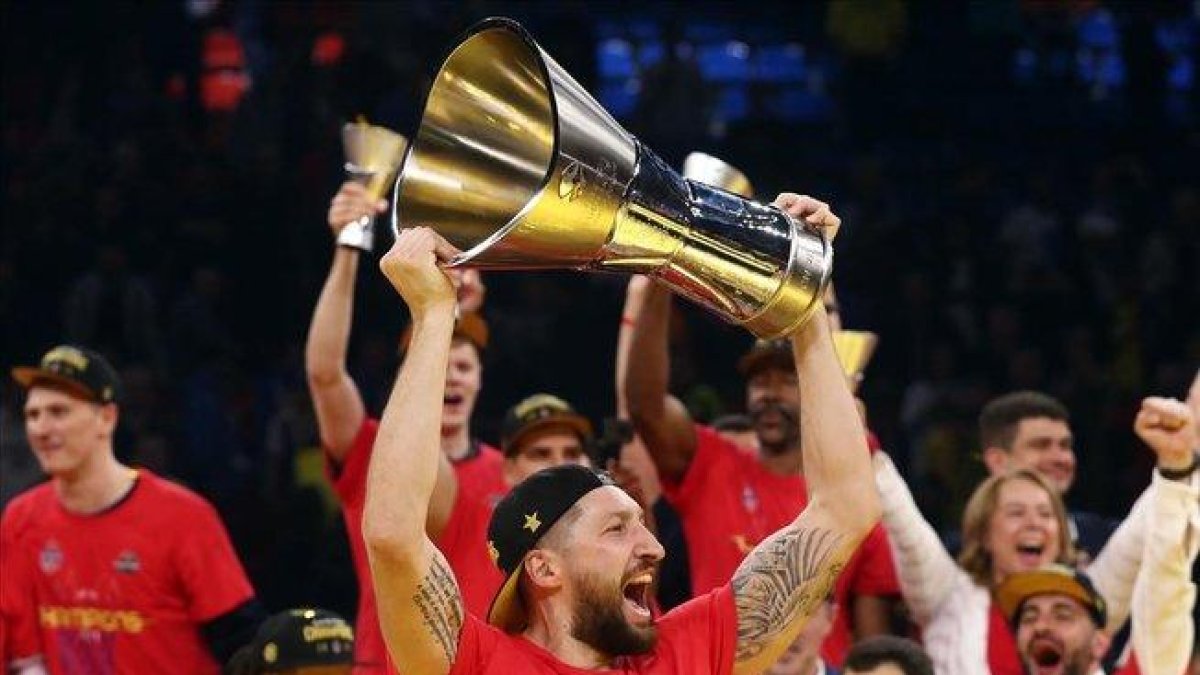 El capitán del CSKA, Kurbanov, levanta el trofeo de campeón de la Euroliga