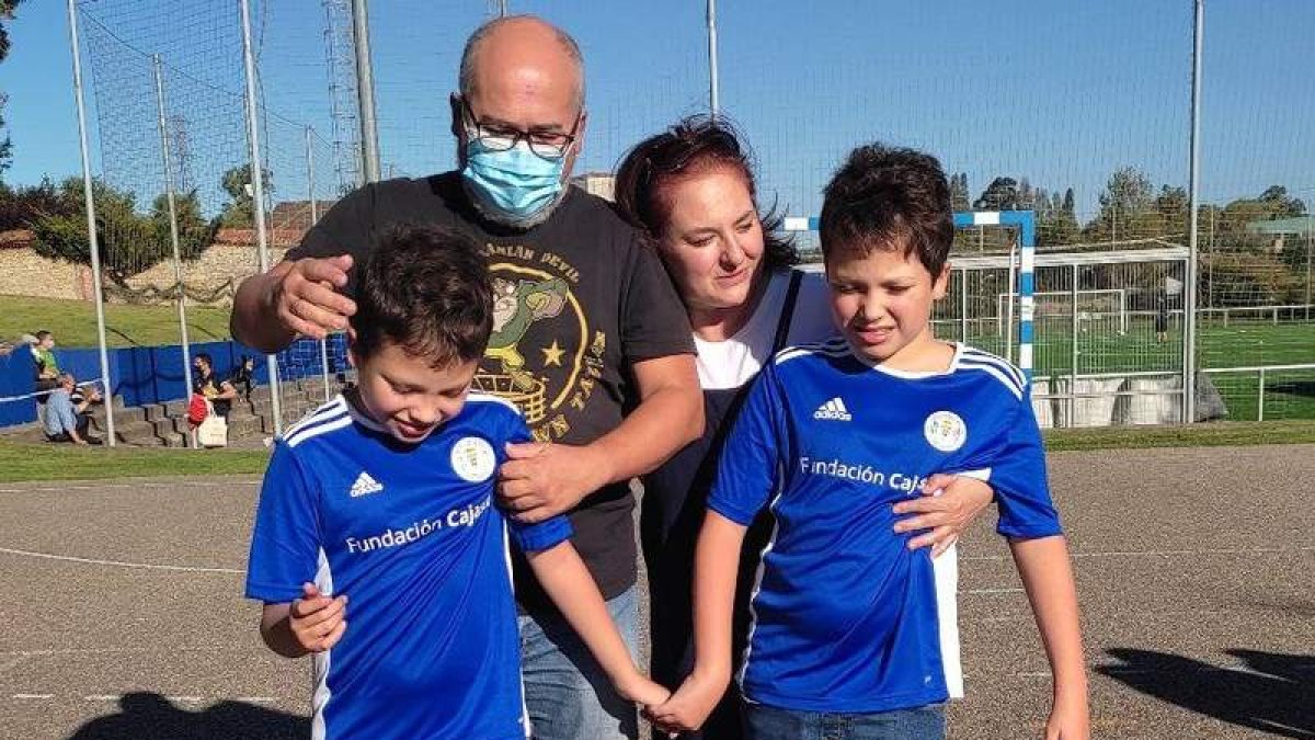 Nacho y Francisco, con sus padres nacho y Susana, en Oviedo durante un entrenamiento. DL