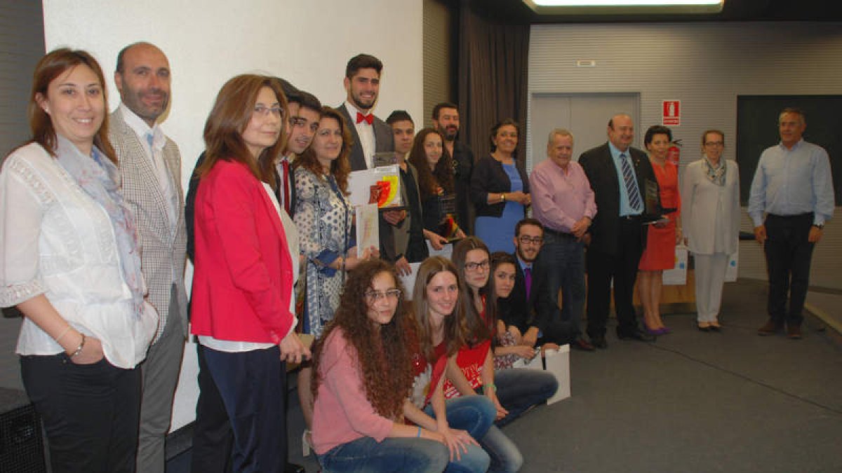 Foto de familia de galardonados y autoridades