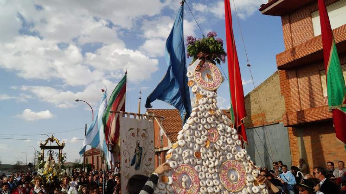 Los pendones ondean en una de las primeras rogativas del año, dedicada a la Virgen de Secos