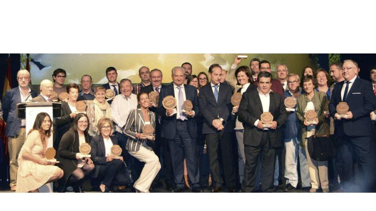 Los galardonados con los Premios Cincho 2016 que reconocen los mejores quesos entre las más de mil muestras de trece países presentadas. A. ÁLVAREZ