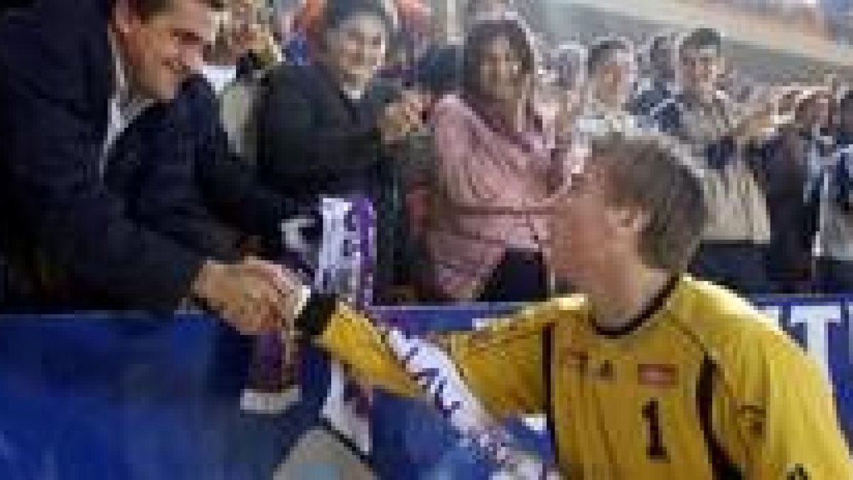 Erevik recibe una bufanda de un aficionado del BM Valladolid