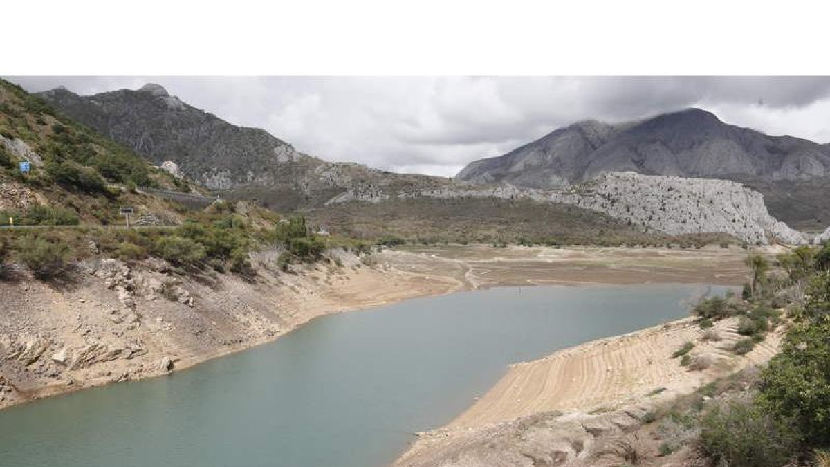 Estado del embase de Barrios de Luna, que se encuentra al 28,8 % de su capacidad, con 88,8 hectómetros cúbicos. MARCIANO PÉREZ