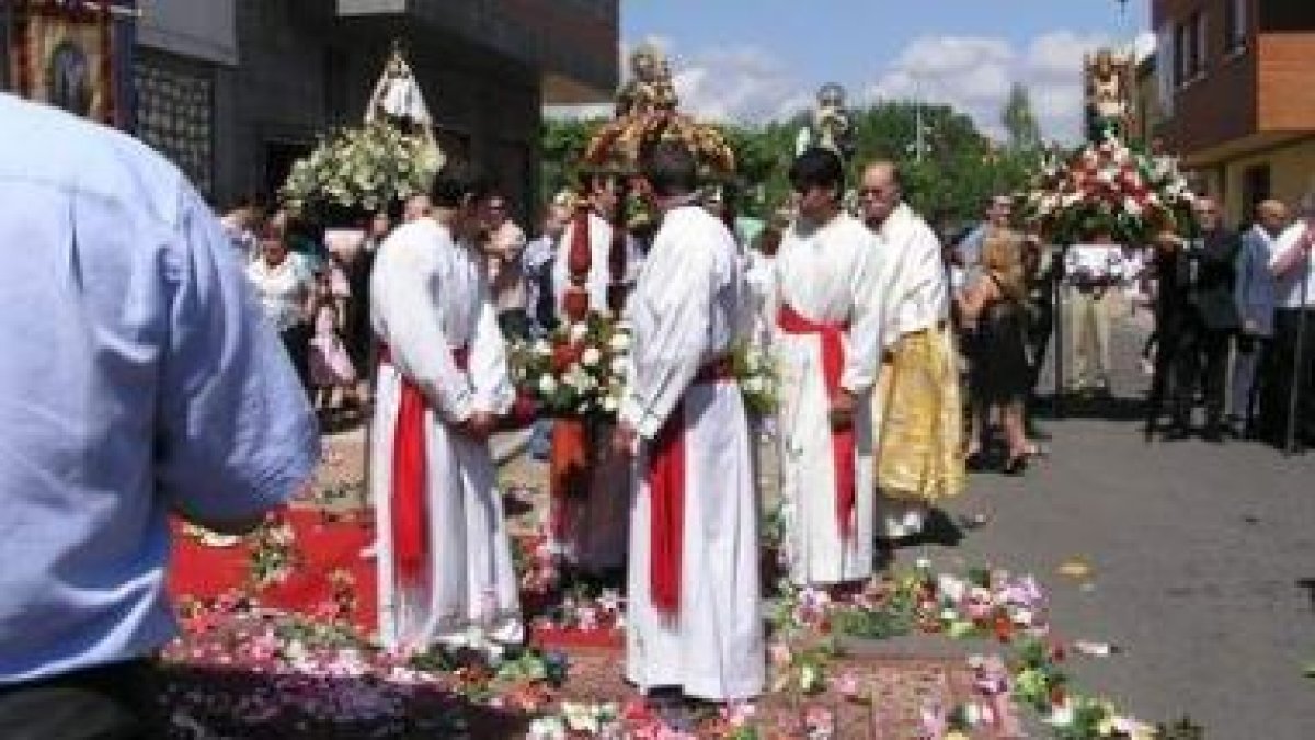 Procesión de San Pedro durante las fiestas patronales de Puente Castro.