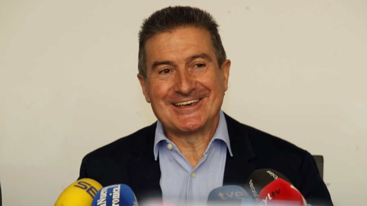 El leonés Manolo Cadenas, el día de su presentación como entrenador del Ademar. RAMIRO.