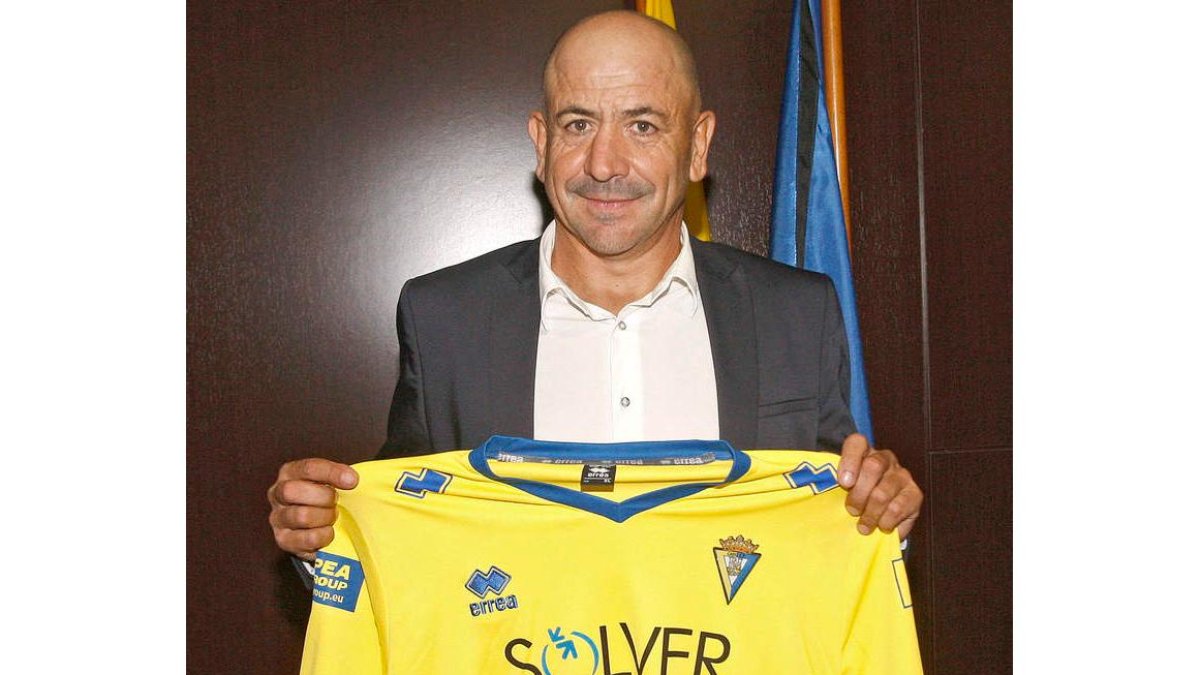 Claudio, en su presentación con el Cádiz hace una vuelta.