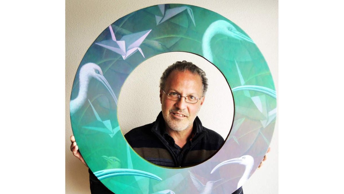 El artista leonés Adolfo Álvarez Barthe sostiene una de sus obras.