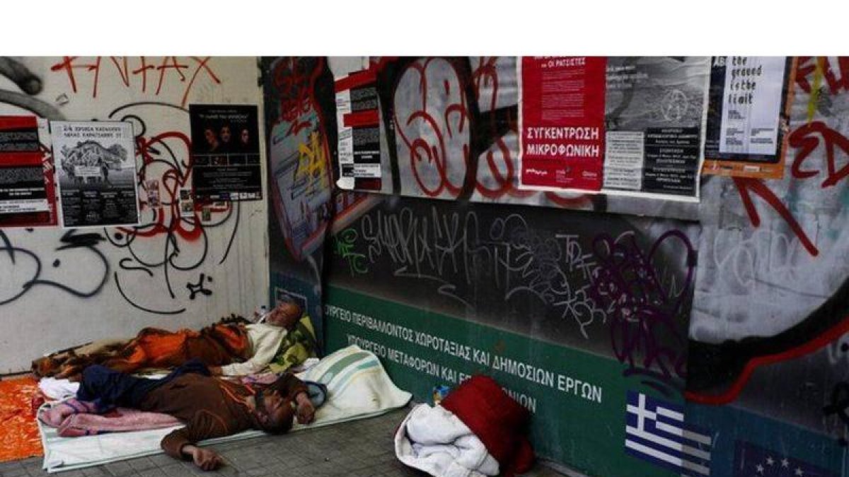 Vagabundos en una parada del metro de Atenas.