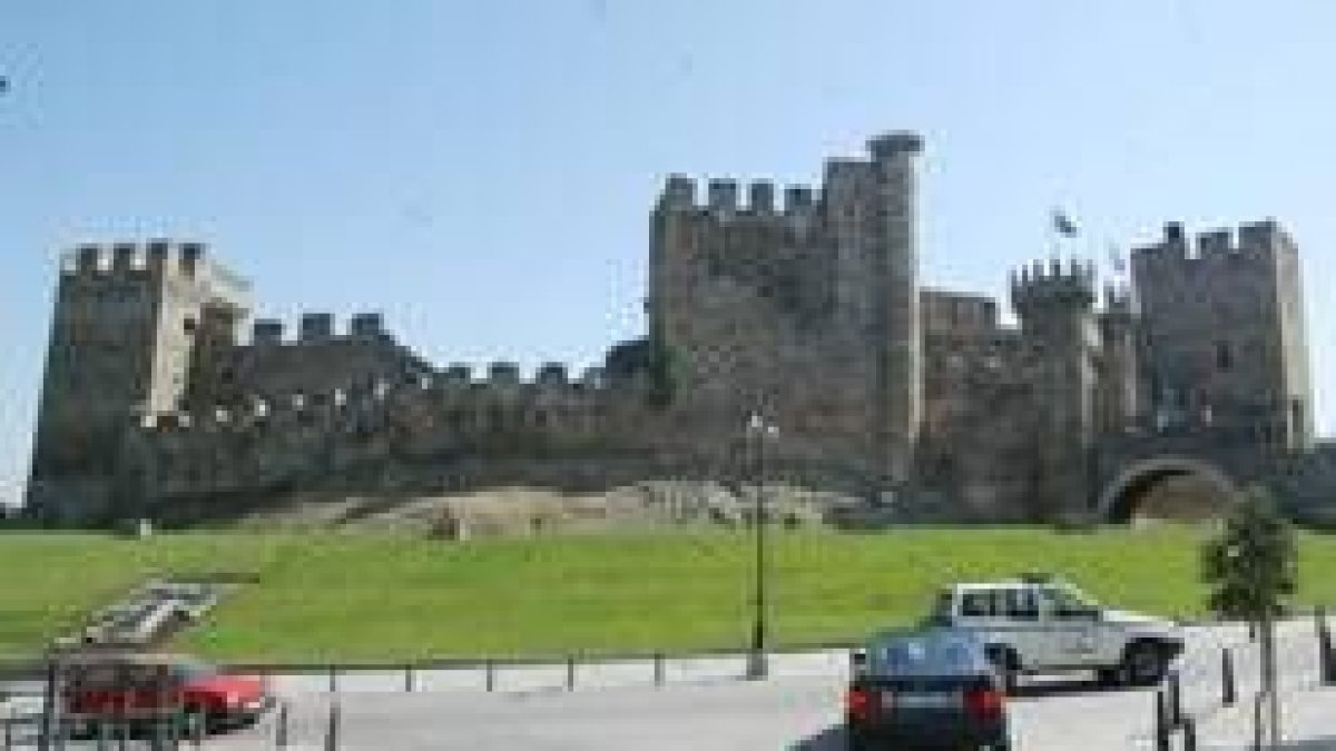 Fachada lateral del Castillo de los Templarios de Ponferrada
