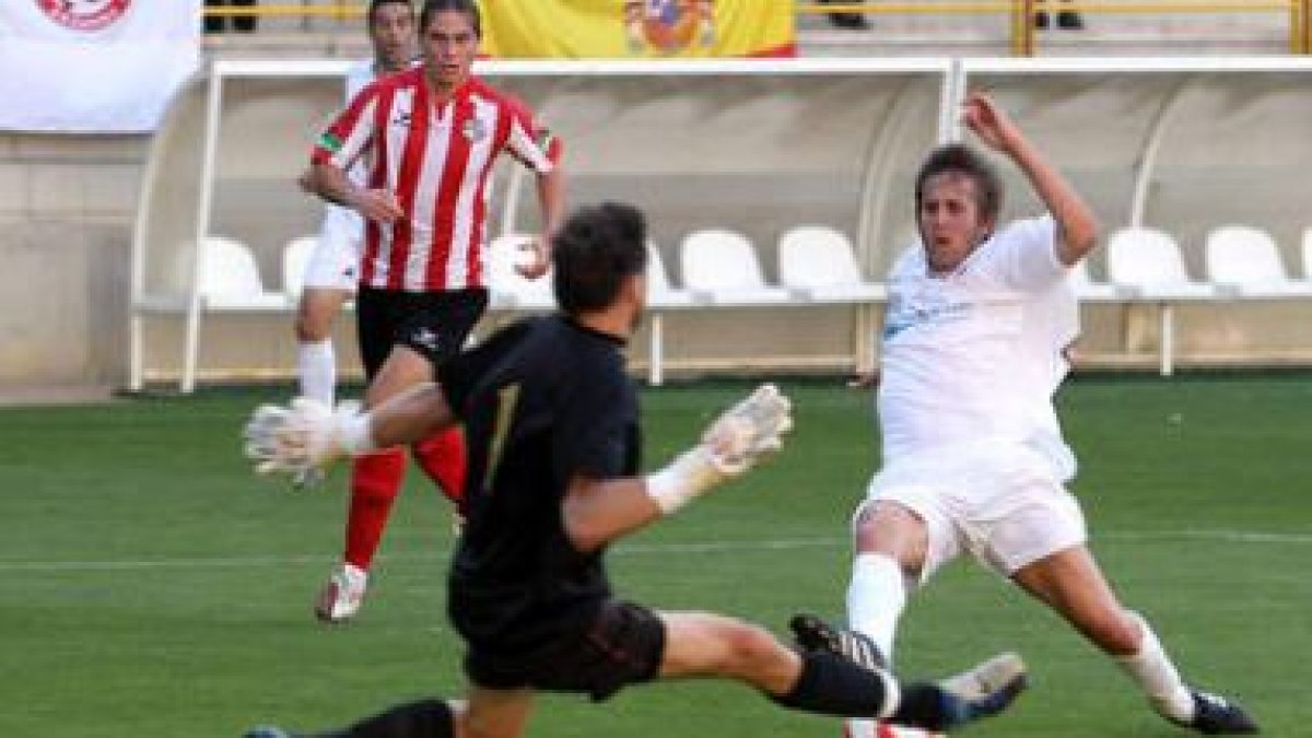 Quique en una acción ante el portero del Zamora en el último partido de liga.