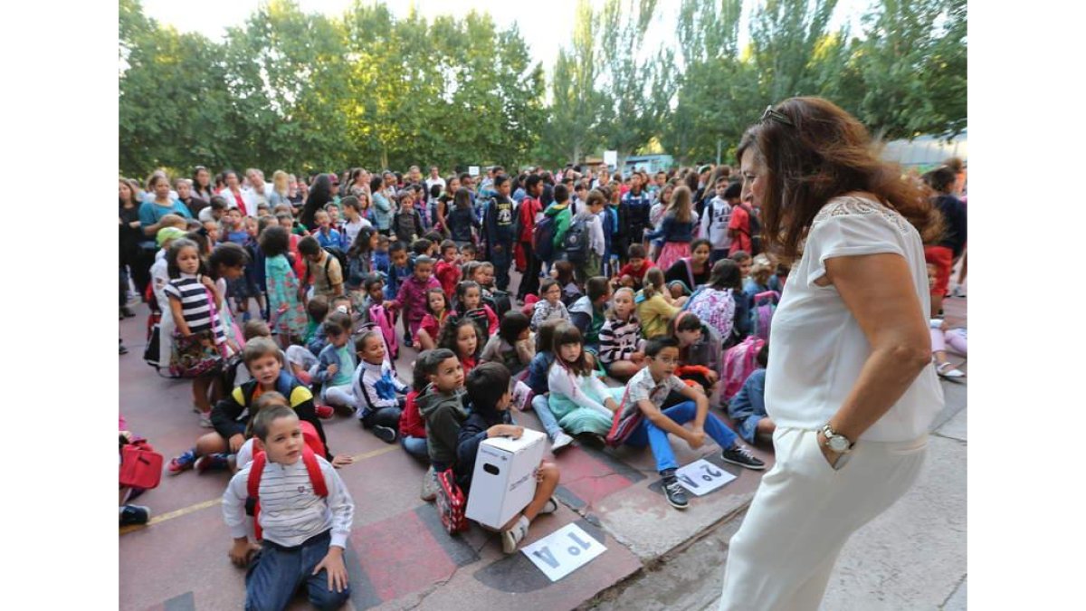 Sentada en el patio del colegio el pasado miércoles.