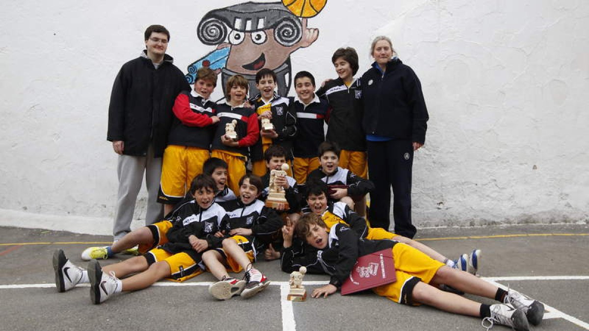 Jesuitas A (arriba), campeón. Abajo su final frente al Leonés.