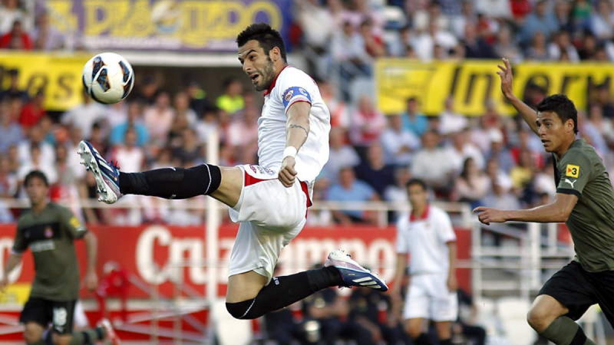 Negredo intenta controlar el balón ante Héctor Moreno.