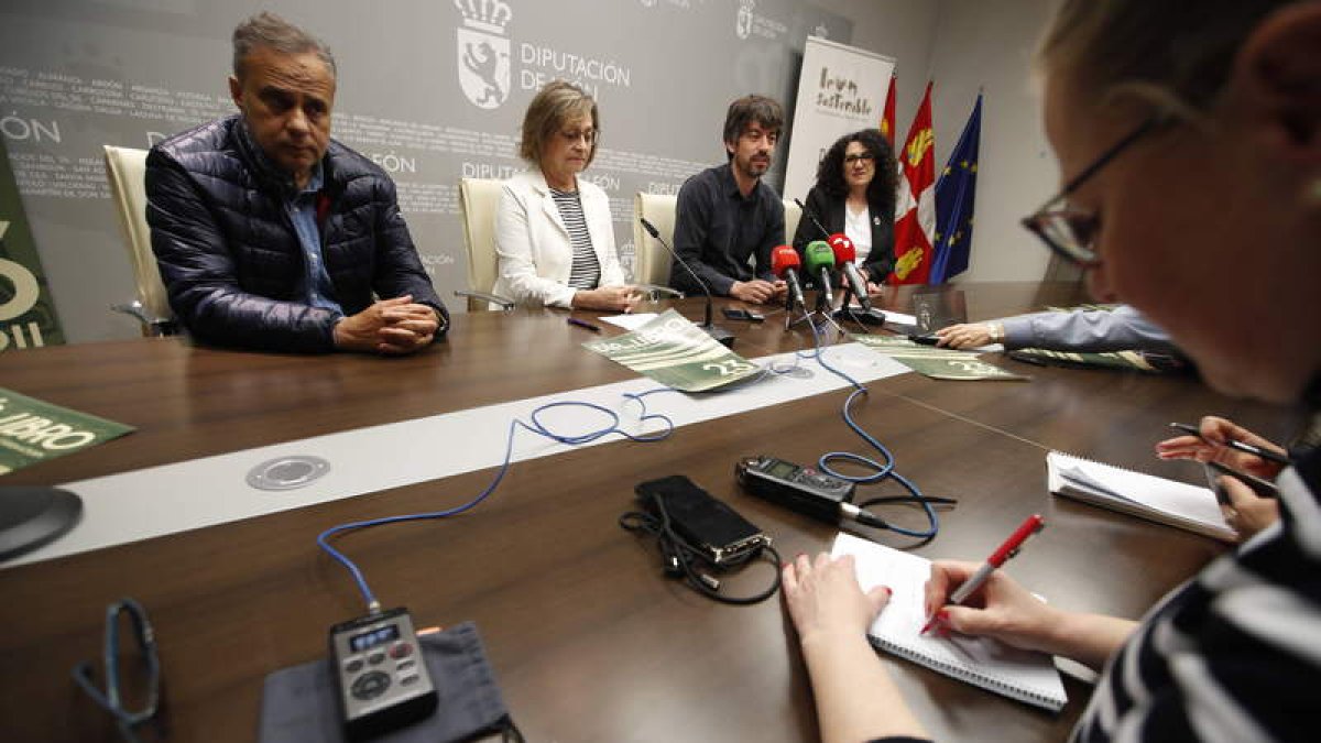 Joaquín Otero, Evelia Fernández, Pablo López Presa y Sandra Llamas, ayer, en el Palacio de los Guzmanes, sede de la Diputación. RAMIRO