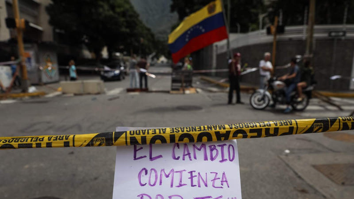 Un momento de la manifestación de ayer contra el gobierno de Maduro. MIGUEL GUTIERREZ