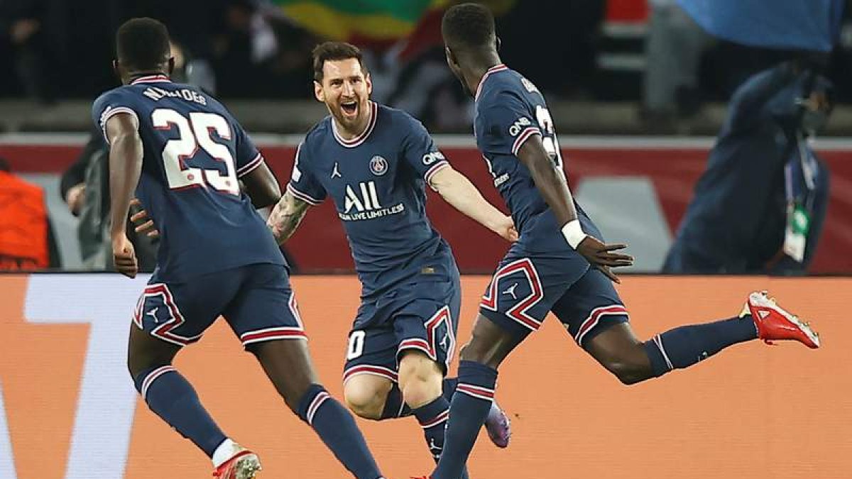 Messi celebra con sus compañeros su gol ante el City. IAN LANGSDON