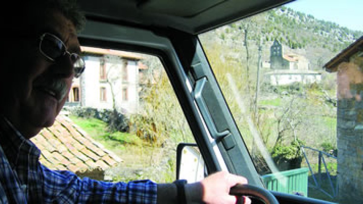 Jesús Fernández, que reparte desde hace 25 años el pan de Luciano (La Magdalena)