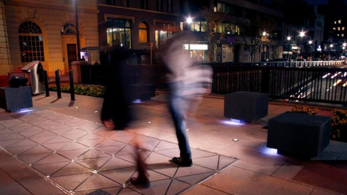 Pisar las baldosas inteligentes genera 5 vatios, su uso continuado puede servir para iluminar la calle donde estén colocadas.