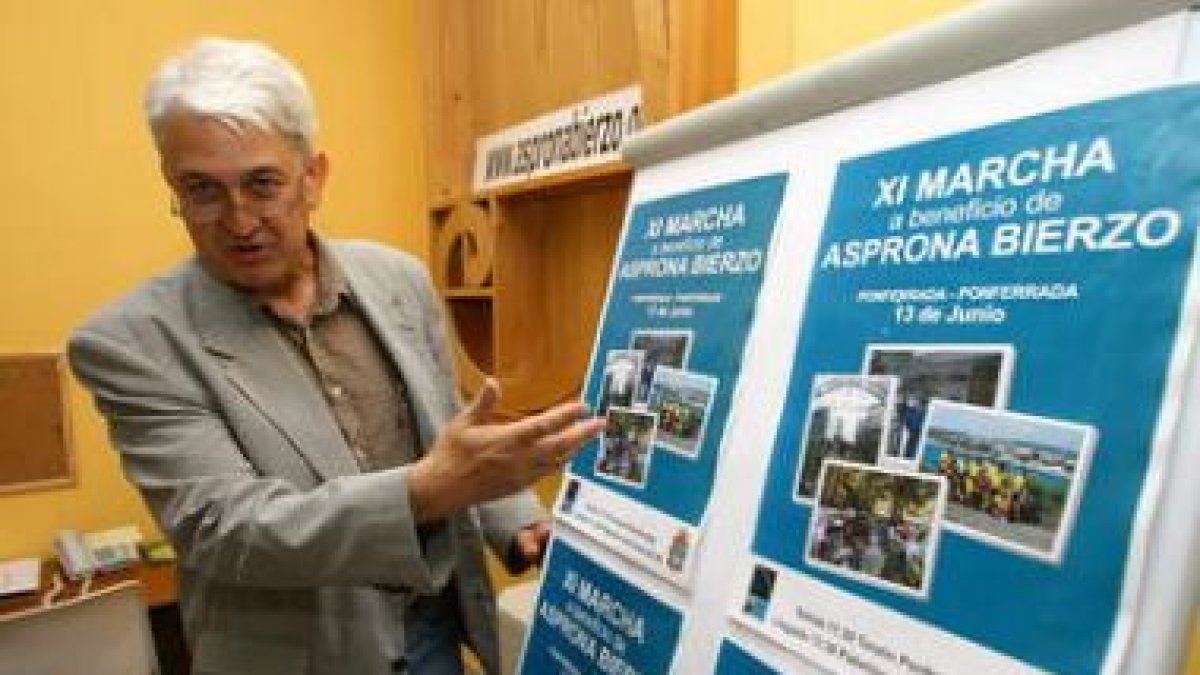 Pablo Salgado, con los carteles promocionales de la marcha de este año.