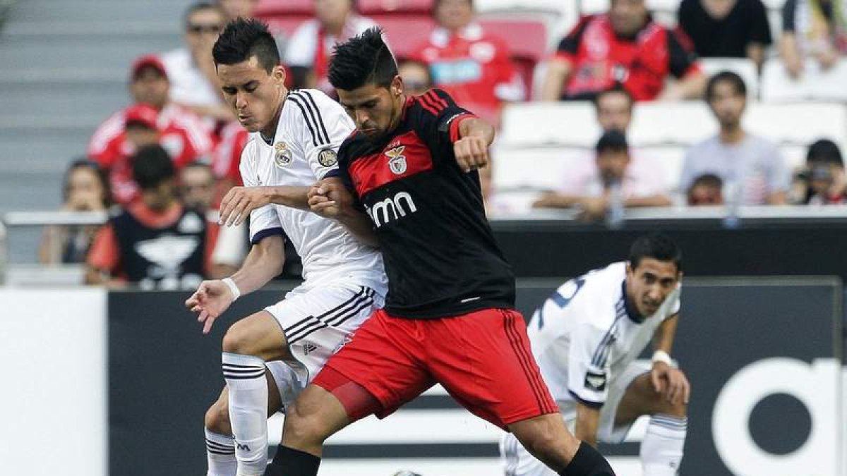 El español Nolito disputa un balón al madridista Callejón.