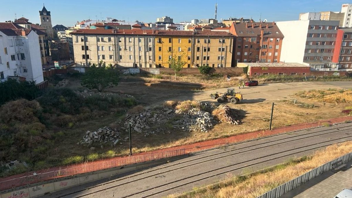 Las máquinas han vuelto este lunes a la estación de Feve. DL