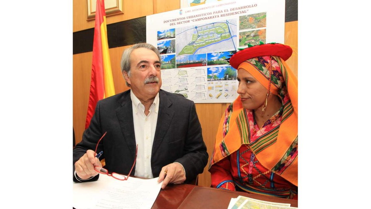 El alcalde de Camponaraya, Antonio Canedo y María Gonzales.
