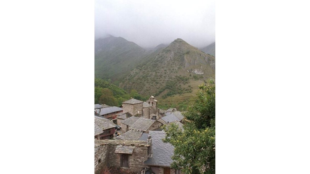 Peñalba de Santiago, coronada por los Montes Aquilianos.