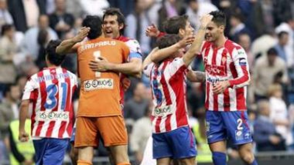 El meta leonés Juan Pablo celebra con el resto de sus compañeros un histórico triunfo.