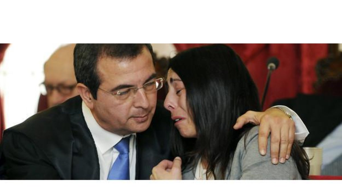 Raquel llora al escuchar el veredicto de culpabilidad y ni el abrazo de su abogado logra consolarla