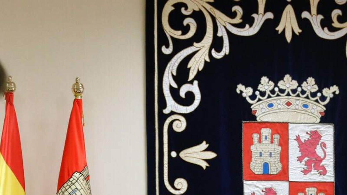 Banderas y escudo en al sede de la Junta de Castilla y León.