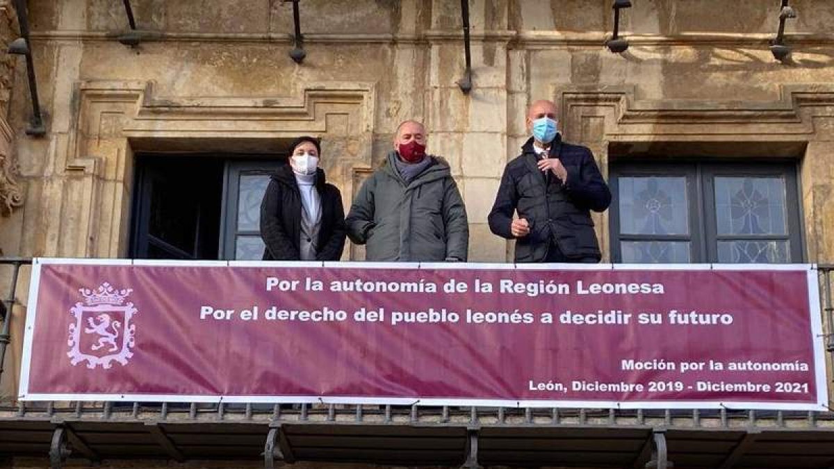 Maite Fernández, López Sendino y José Antonio Diez, ayer. DL
