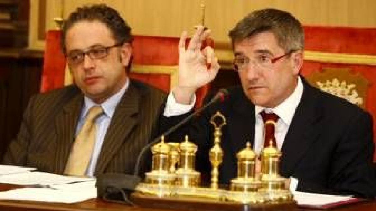 Javier Chamorro, vicealcalde, y Francisco Fernández, alcalde, durante el pleno celebrado ayer